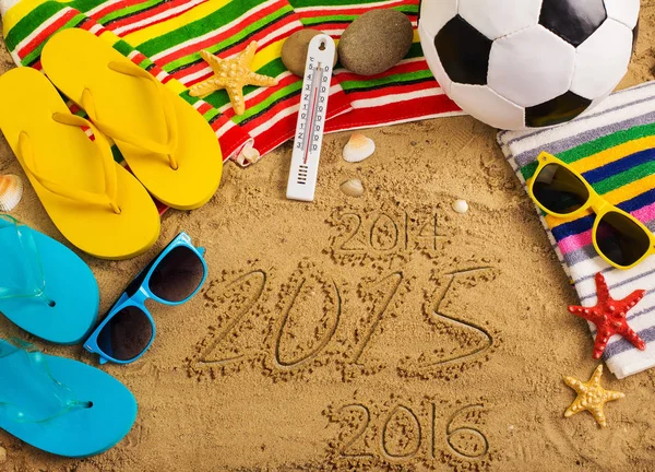 Koncepcja Lato Piaszczystej Plaży Kolorowe Flip Flop Buty Okulary Przeciwsłoneczne — Zdjęcie stockowe