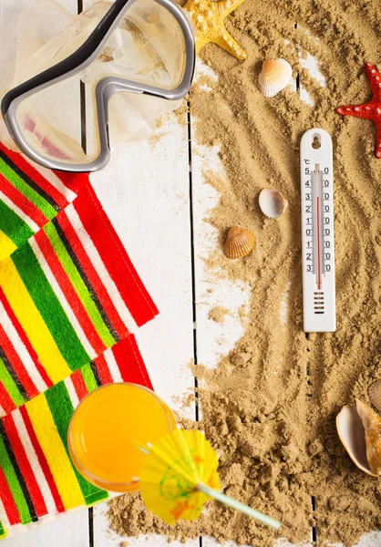 Koncepcja Lato Wysokiej Temperatury Flip Flop Buty Okulary Przeciwsłoneczne Plaży — Zdjęcie stockowe