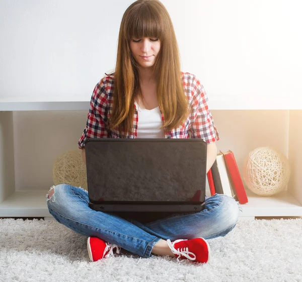 Donna Sorridente Seduta Sul Pavimento Casa Soggiorno Utilizzando Computer Portatile — Foto Stock