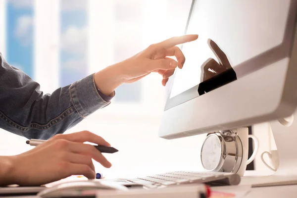 Junge Künstlerin Jeansjacke Zeichnet Büro Etwas Auf Grafik Tablet Und — Stockfoto