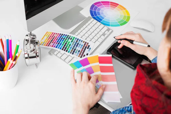 Joven Artista Chaqueta Jeans Dibujando Algo Tableta Gráfica Oficina — Foto de Stock