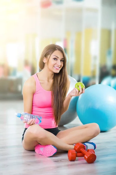 Fit Woman Refreshing Workout Gym — Stock Photo, Image