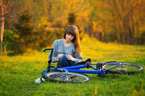 Mulher Com Dor Nas Articulações Joelho Depois Andar Bicicleta Parque — Fotografia de Stock