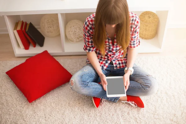 Donna Attraente Sdraiata Sul Pavimento Utilizzando Tablet Fare Compiti Casa — Foto Stock