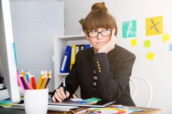 Jonge Vrouw Kunstenaar Jeans Jasje Iets Puttend Uit Grafisch Tablet — Stockfoto