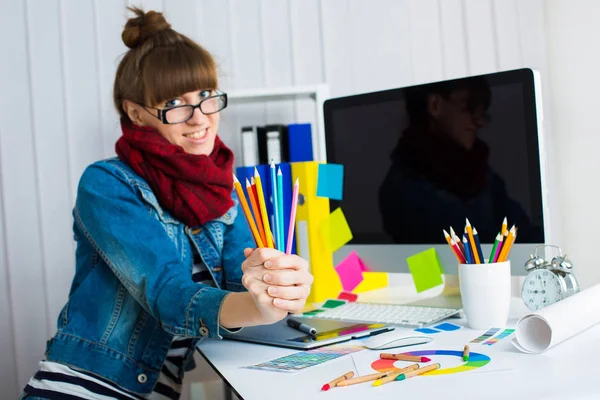 Junge Künstlerin Jeansjacke Zeichnet Etwas Mit Buntstift Büro — Stockfoto