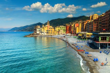Fantastik yaz plaj konumuna, görkemli renkli Akdeniz kasabası ve deniz desteklemek, Camogli, Liguria, İtalya, Europe