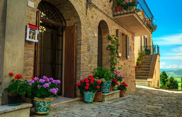 ピエンツァ トスカーナ イタリア ヨーロッパのカラフルな花で飾られた見事な装飾的な通り 壮大な入り口とストリート ビュー — ストック写真