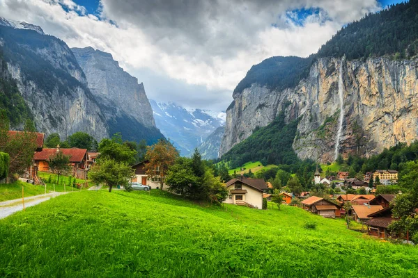 Dağlar, buzullar, şelaleler ve yeşil alanları ile fantastik alp yer. Geleneksel İsviçre ile Lauterbrunnen turistik köy evleri, Grindelwald, Bernese Oberland, İsviçre, Avrupa