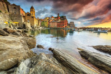 İnanılmaz renkli bulutlu günbatımı, şehir merkezi ve muhteşem liman, Cinque Terre, Liguria, İtalya Europe ile ünlü Vernazza turistik yer