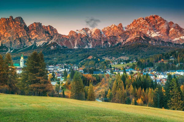 Fantástico Complejo Alpino Con Impresionante Puesta Sol Altas Montañas Fondo —  Fotos de Stock