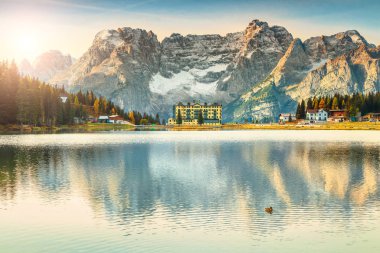 İnanılmaz gündoğumu ve yüksek Sorapis dağlar grup içinde geçmiş, Dolomites, İtalya, Avrupa ile ünlü dağ Misurina Gölü 