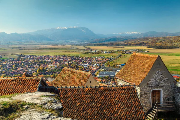 Brasov, merkezine, Transilvanya, Romanya, Avrupa yakınındaki merkezine kaleden arka planda yüksek dağlarla şaşırtıcı sonbahar cityscape