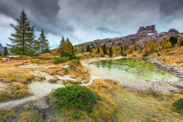 Paisagem Deslumbrante Outono Lago Glaciar Alpino Pinheiros Amarelos Limides Lago — Fotografia de Stock