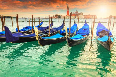 Görkemli renkli gondol liman tarafından Saint Mark arka planda San Giorgio di Maggiore Kilisesi ile kare çarpıcı batımında, Grand Canal, Venice, Veneto bölgesi, İtalya, Europe