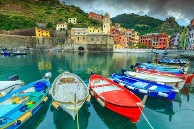 Bulutlu akşam çarpıcı, ünlü Vernazza turistik yer fantastik liman ve renkli ahşap balıkçı tekneleri, Cinque Terre, Liguria, İtalya, Avrupa ile