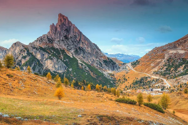 美しい秋の風景 素晴らしいファルザレゴ高山パスと高い山 ドロミテ イタリア ヨーロッパ — ストック写真
