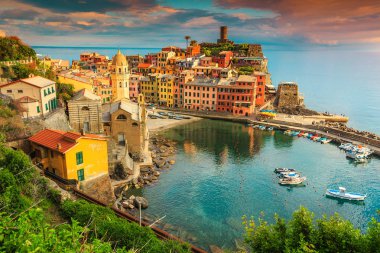 Vernazza, muhteşem renkli ortaçağ binaları ve balıkçı tekneleri harbor, Cinque Terre Milli Parkı, Liguria, İtalya, Avrupa'nın çarpıcı