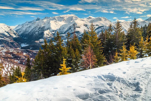 Удивительный Солнечный Зимний Пейзаж Заснеженные Горы Знаменитом Горнолыжном Курорте Alpe — стоковое фото