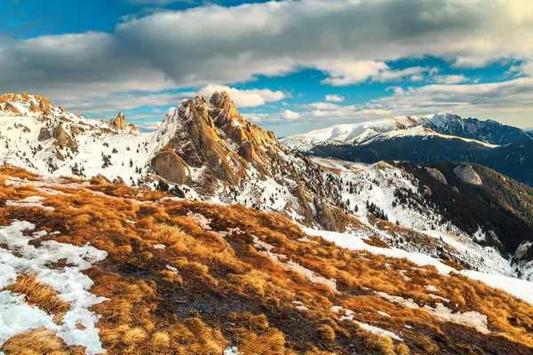 Wunderschöne Sonnige Herbstlandschaft Und Verschneite Berge Ciucas Gebirge Karpaten Transsilvanien — Stockfoto