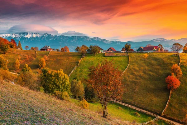 美しい秋の山々 の風景に見事なカラフルな雲とバック グラウンドのふすま マグラ村 ルーマニア トランシルバニア ヨーロッパの近くで高い雪山で有名なアルプスの村 — ストック写真