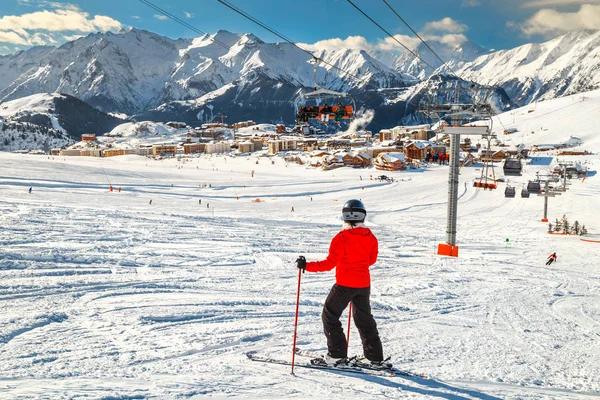 Harika ünlü kayak merkezi ile kayakçı yüksek dağları, Alpe d Huez, Fransa, Europe