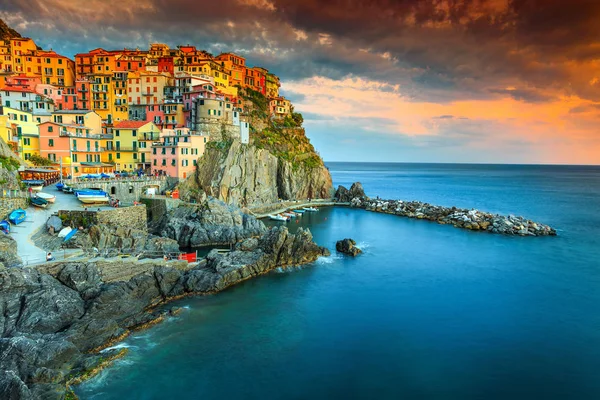 令人惊叹的丰富多彩的地中海日落 梦幻般的全景 Manarola 旅游村在五渔村国家公园 意大利 — 图库照片