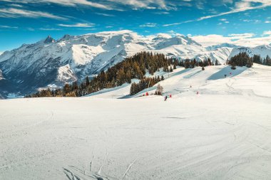 Muhteşem kayak pistleri Alpe d Huez ünlü kayak merkezinde, Fransa, Europe ile güzel güneşli kış manzara ve karlı dağlar