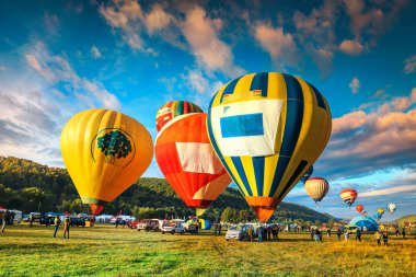 Romanya, Transilvanya, Romanya, Europe yakınındaki Sovata resort, erken sabah şafak içinde yükselmeye hazırlanıyor renkli sıcak hava balonları çarpıcı 