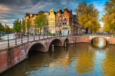 Muhteşem bahar cityscape, Amsterdam su kanalları ve tipik Hollanda evleri günbatımı, Hollanda, Avrupa
