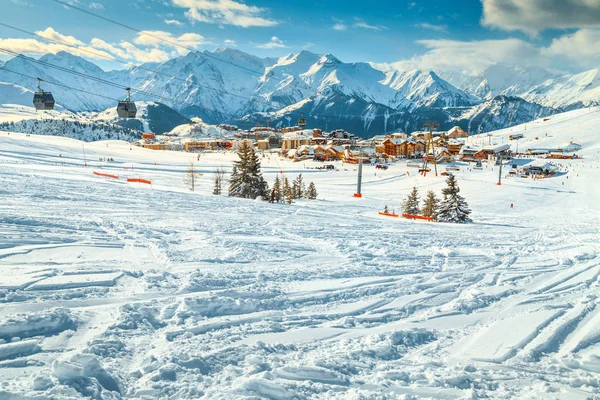 Şaşırtıcı Alp Kayak Merkezi Ile Görkemli Kayak Pistlerine Kablo Arabalar — Stok fotoğraf