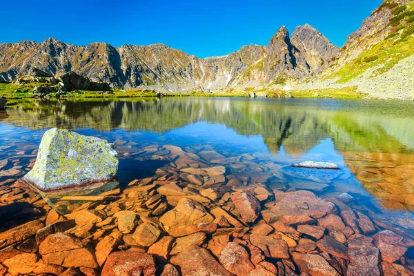 Paisagem Incrível Altas Montanhas Céu Azul Lago Alpino Limpo Com — Fotografia de Stock
