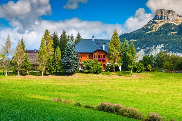 Niesamowity Krajobraz Wiosna Zielonych Pól Alpejskie Pastwiska Wysokich Gór Skalistych — Zdjęcie stockowe