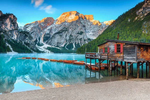 Majestatyczny Kolory Wiosny Alpejski Krajobraz Fantastyczny Stary Drewniany Dock House — Zdjęcie stockowe
