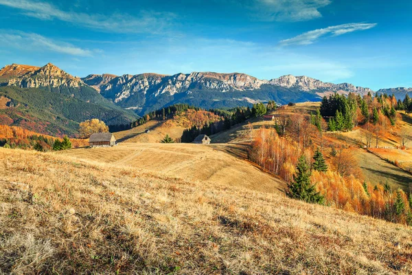 Magnifique Campagne Colorée Avec Des Chalets Ruraux Hautes Montagnes Arrière — Photo