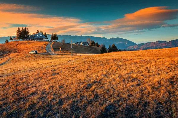 Vackra Färgglada Landsbygden Landsbygdens Hus Och Höga Berg Bakgrunden Med — Stockfoto