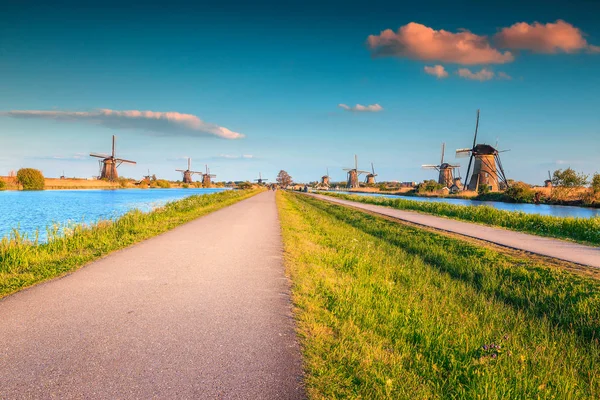 Ohromující Vodní Kanál Kinderdijk Tradiční Staré Holandské Větrné Mlýny Unesco — Stock fotografie