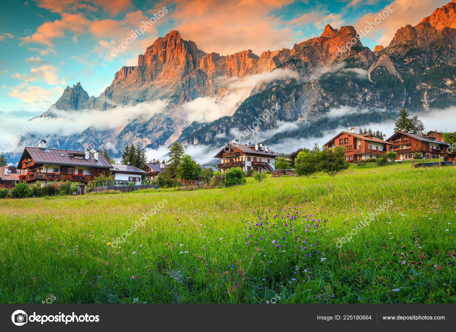 Fabelaktig Fjellandsby Dolomittene Fargerike Vårblomster Med Tåkete Fjell  Søte Trehus – stockfoto © janoka82 #225180664, image size:1600x1167