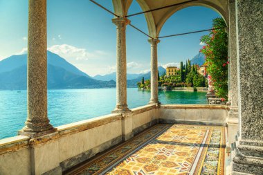 Güzel balkon dekore edilmiş zemin ve villa Monastero, Como Gölü, Varenna, İtalya, Avrupa'nın nefes kesen manzarası ile muhteşem Akdeniz Lüks Villa