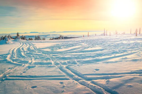 Fantastiska Vinterlandskap Med Färgsprakande Solnedgång Och Snöig Väg Hargita Berg — Stockfoto