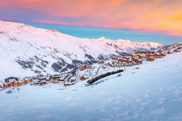 フランス アルプス メニュアール ヴァレ フランス ヨーロッパの典型的な高山木造住宅で有名なスキー リゾートは美しい冬の日の出風景 — ストック写真