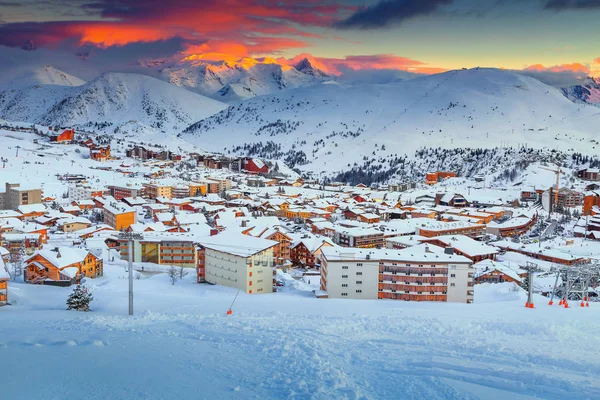 Impresionante Paisaje Atardecer Invierno Colorido Famosa Estación Esquí Con Modernos — Foto de Stock