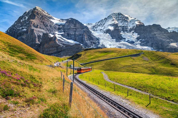 Słynnym Czerwony Elektryczny Pociąg Schodzili Stacji Jungfraujoch Górnej Części Europy — Zdjęcie stockowe