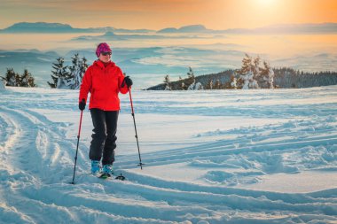 Kış açık hava etkinliği, yüksek alp dağ Tur kayağı. Macera, kış sporları, skitouring muhteşem dağları, Transilvanya, Romanya, Europe 