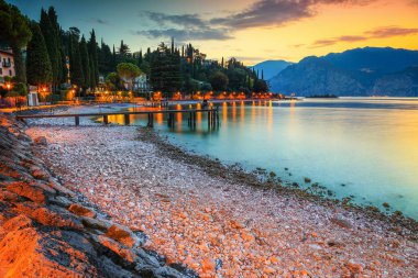 Gün batımı, Malcesine turistik eğlence resort, lake Garda, Veneto bölgesi, İtalya, Avrupa çarpıcı kumsalda muhteşem evle