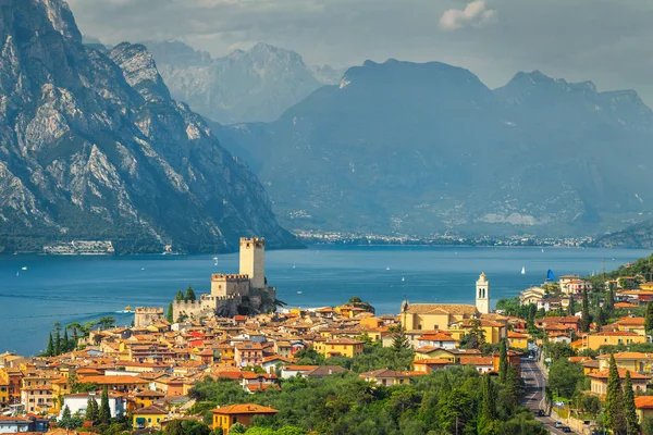 Incredibile Destinazione Turistica Estiva Famoso Lago Garda Con Alte Montagne — Foto Stock