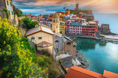 Harika fotoğraf seyahat hedefleri, renkli evleri ve liman, Vernazza, Cinque Terre Milli Parkı, Liguria, İtalya, Avrupa'nın balıkçı tekneleri ile inanılmaz Akdeniz köyü
