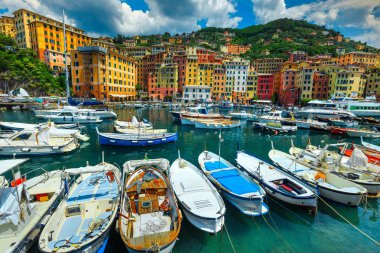 Unutulmaz seyahat deneyimi, muhteşem Akdeniz hedef, renkli binalar ve liman ile tekneler, lüks yatların, Camogli, Liguria, İtalya, Europe
