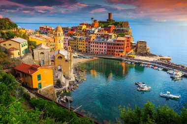 Vernazza inanılmaz renkli ortaçağ binaları ve günbatımı, Cinque Terre Milli Parkı, Liguria, İtalya, Avrupa Limanındaki balıkçı tekneleri, fantastik Panoraması