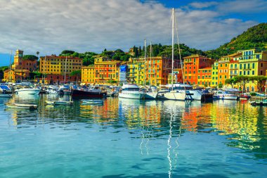 Güzel Akdeniz cityscape lüks gemiler, yatlar ve renkli binaları, Santa Margherita Ligure, Liguria, İtalya, Europe